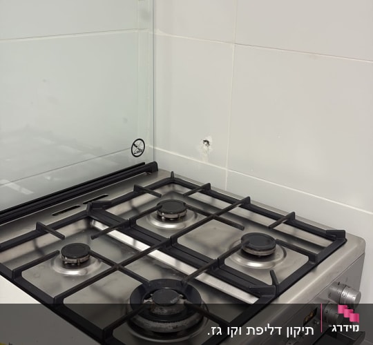תנור גז עם כיריים במטבח